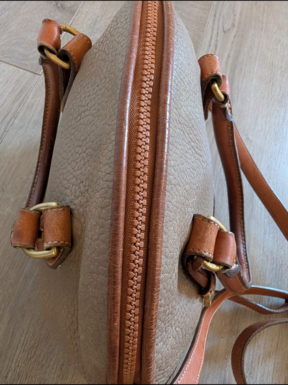 ✨ Vintage Dooney & Bourke Taupe and Brown Pebble Leather Dome Satchel - Picture 15 of 16